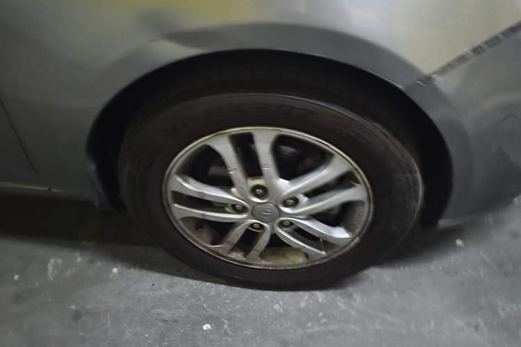 Used Kia Forte 2012 1.6L AT GLS Commemorative Edition Right Front Wheel Hub