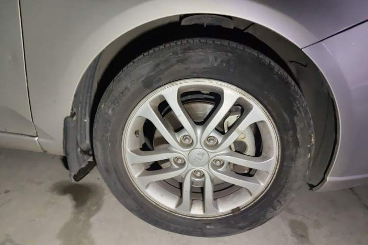 Used Kia Forte 2012 1.6L AT Premium Commemorative Edition Right Front Wheel Hub