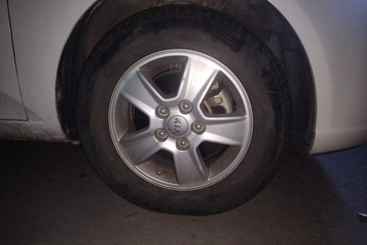 Used Kia Forte 2012 1.6L MT GL Commemorative Edition Right Front Wheel Hub
