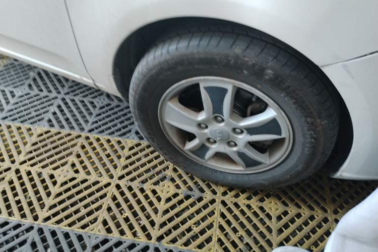Used Kia Forte 2012 1.6L AT GL Commemorative Edition Right Front Wheel Hub