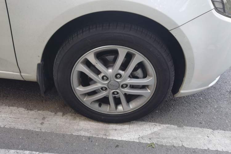 Used Kia Forte 2012 1.6L AT Premium Commemorative Edition Right Front Wheel Hub