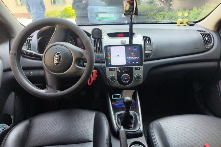 Used Kia Forte 2014 1.6L MT GLS Center Console