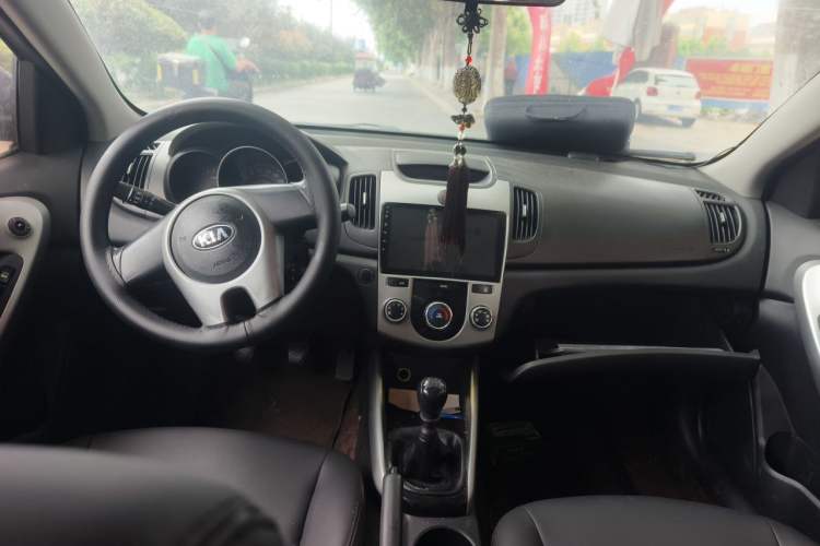 Used Kia Forte 2014 1.6L MT GL Center Console