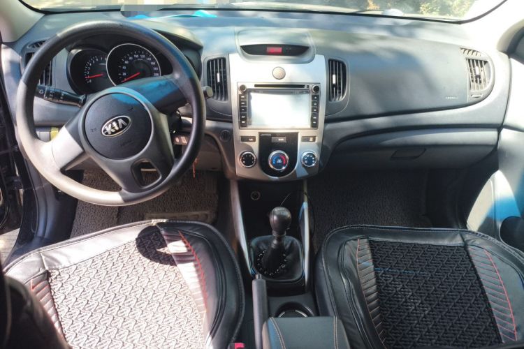 Used Kia Forte 2014 1.6L MT GL Center Console