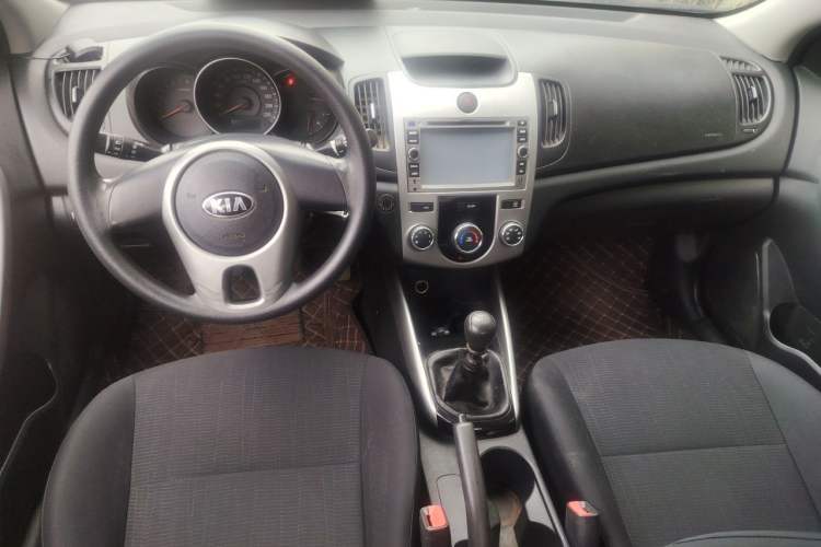 Used Kia Forte 2014 1.6L MT GL Center Console