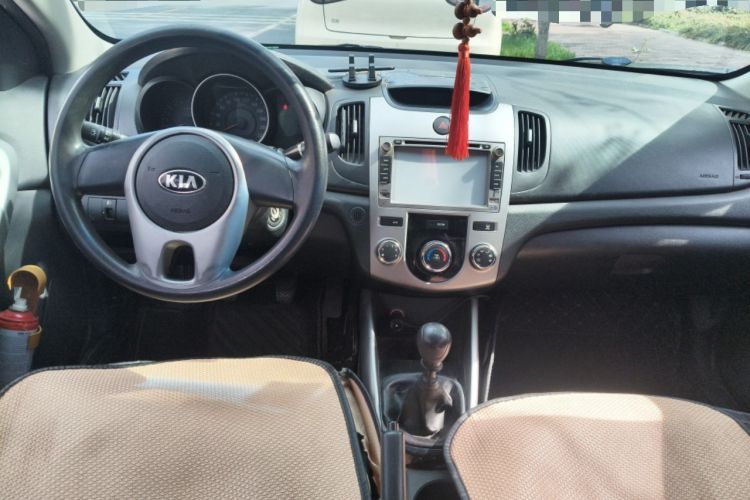 Used Kia Forte 2014 1.6L MT GL Center Console