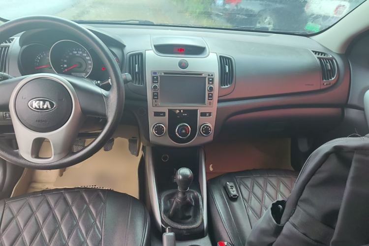 Used Kia Forte 2014 1.6L MT GL Center Console