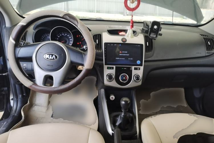 Used Kia Forte 2014 1.6L MT GL Center Console