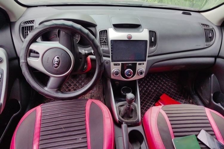 Used Kia Forte 2014 1.6L MT GL Center Console