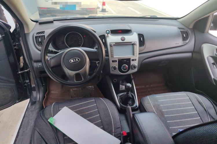 Used Kia Forte 2014 1.6L MT GL Center Console