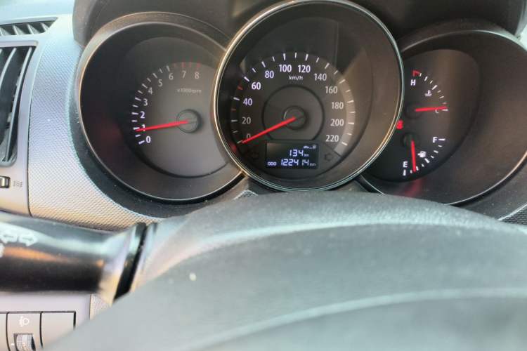 Used Kia Forte 2014 1.6L MT GLS Odometer Close Up