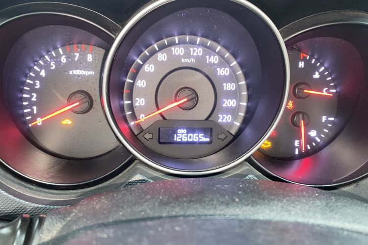 Used Kia Forte 2014 1.6L MT GL Odometer Close Up