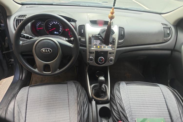 Used Kia Forte 2014 1.6L MT GL Center Console