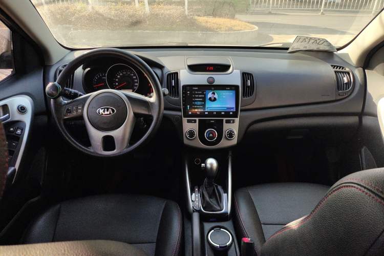 Used Kia Forte 2014 1.6L AT GL Center Console