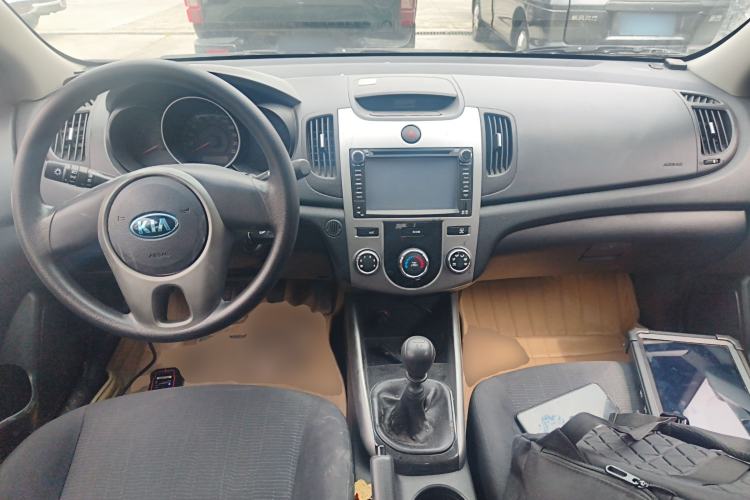 Used Kia Forte 2014 1.6L MT GL Center Console