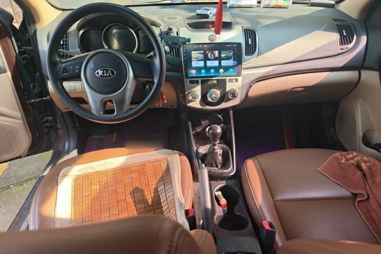 Used Kia Forte 2014 1.6L MT GL Center Console