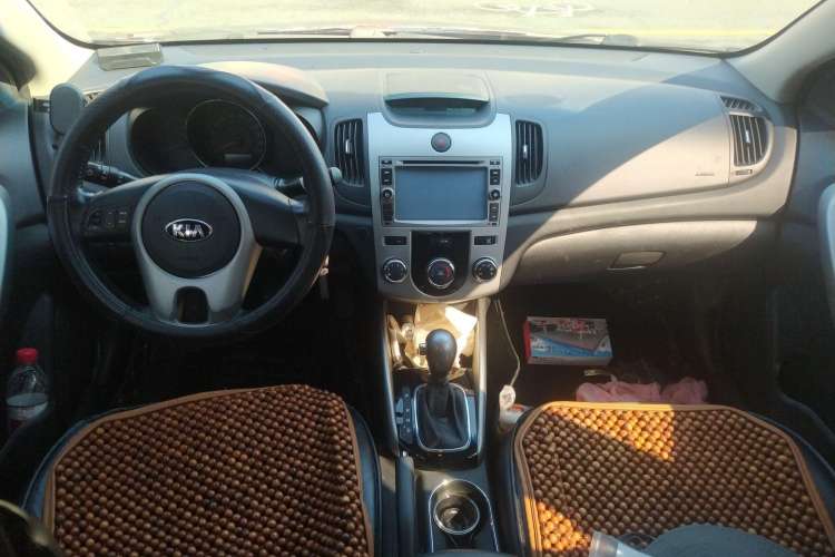 Used Kia Forte 2014 1.6L AT GLS Center Console