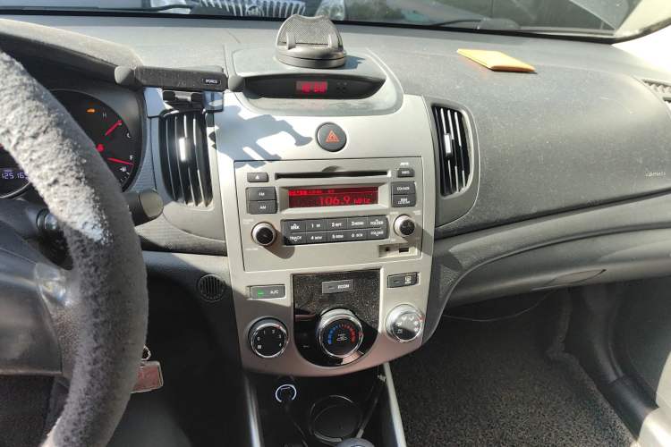 Used Kia Forte 2014 1.6L AT GL Audio And AC Panel
