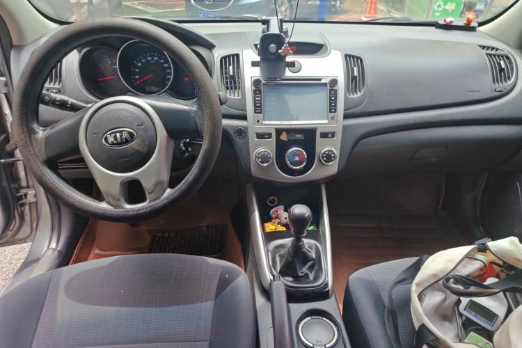 Used Kia Forte 2014 1.6L MT GL Center Console