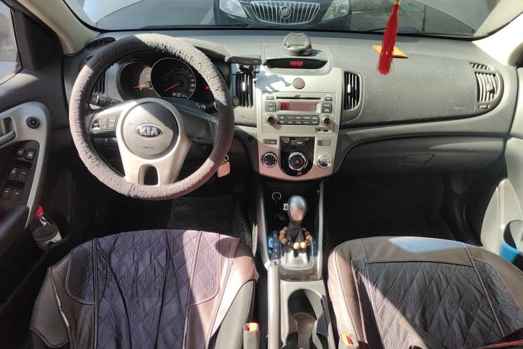 Used Kia Forte 2014 1.6L AT GL Center Console