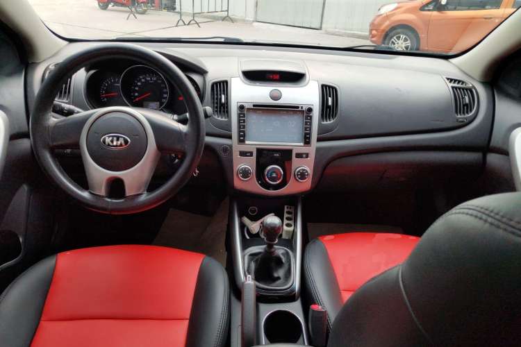 Used Kia Forte 2014 1.6L MT GLS Center Console