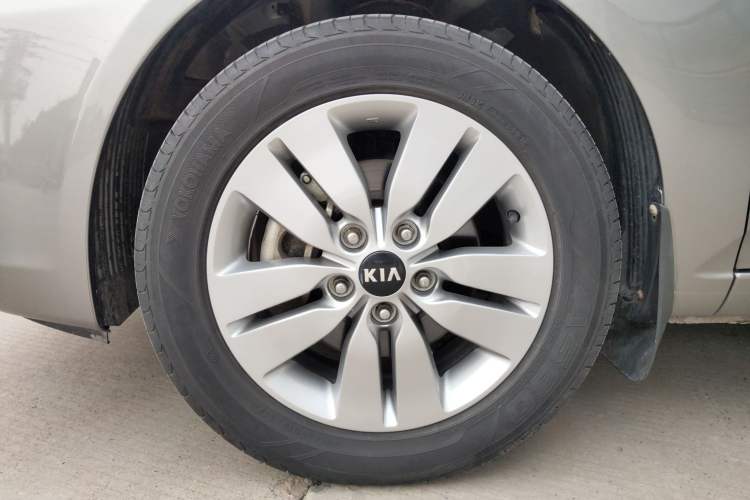 Used Kia Forte 2014 1.6L MT GLS Left Front Wheel Hub