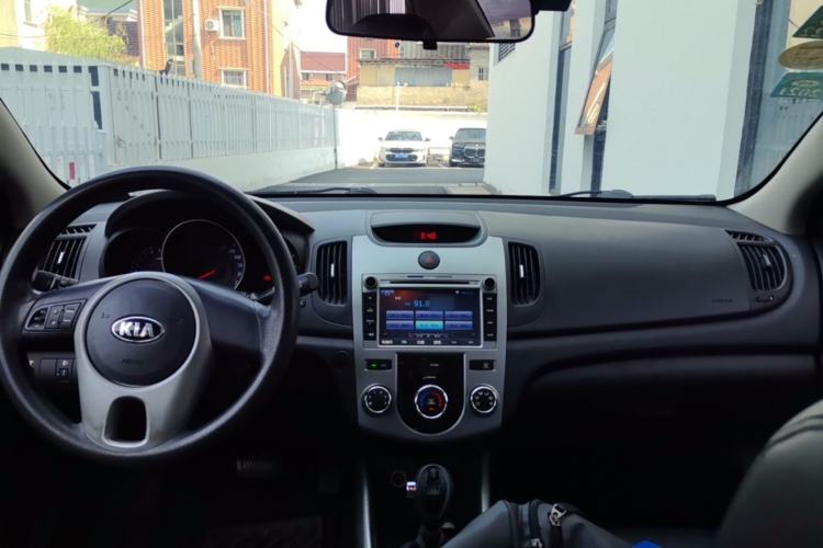 Used Kia Forte 2014 1.6L AT GL Center Console