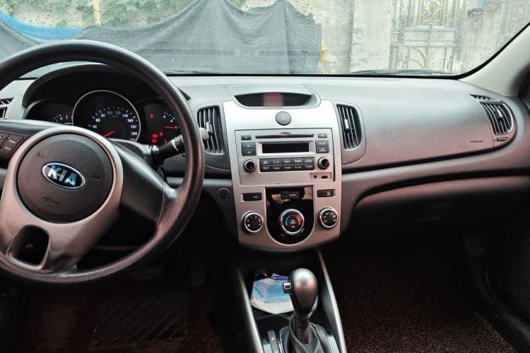 Used Kia Forte 2014 1.6L AT GL Center Console
