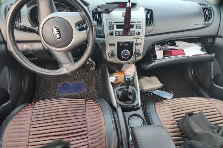 Used Kia Forte 2014 1.6L MT GL Center Console