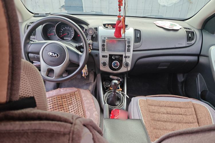 Used Kia Forte 2014 1.6L MT GL Center Console