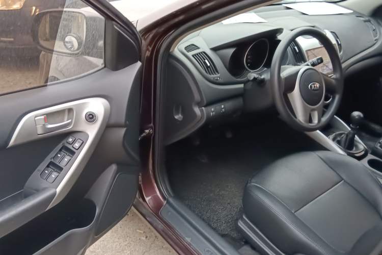 Used Kia Forte 2014 1.6L MT GL Interior 3