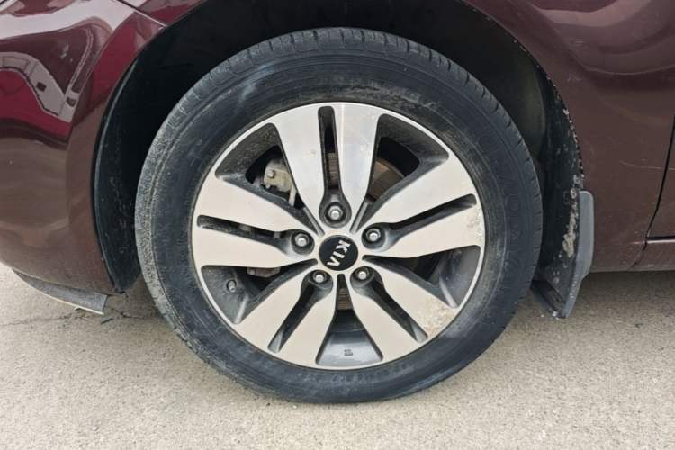 Used Kia Forte 2014 1.6L MT GLS Left Front Wheel Hub