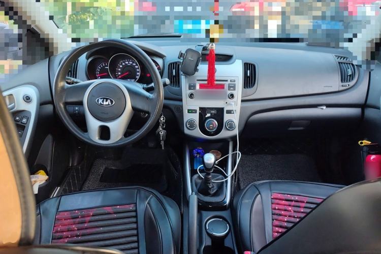 Used Kia Forte 2014 1.6L MT GL Center Console