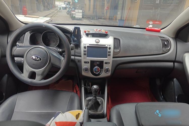 Used Kia Forte 2014 1.6L MT GL Center Console