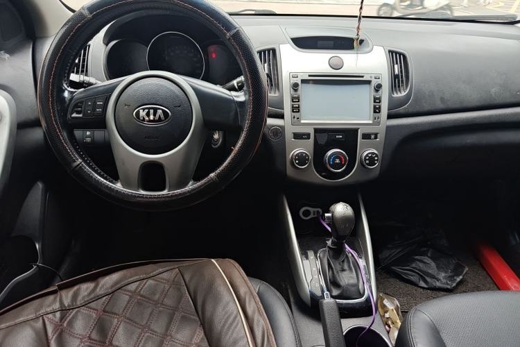 Used Kia Forte 2014 1.6L AT GLS Center Console