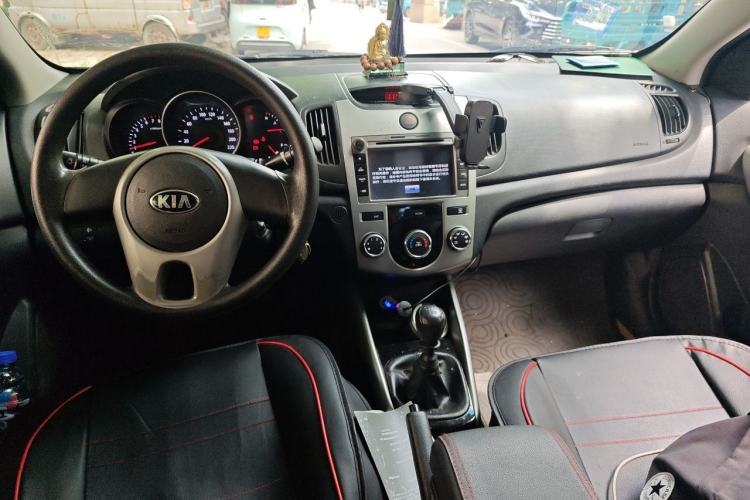 Used Kia Forte 2014 1.6L MT GL Center Console