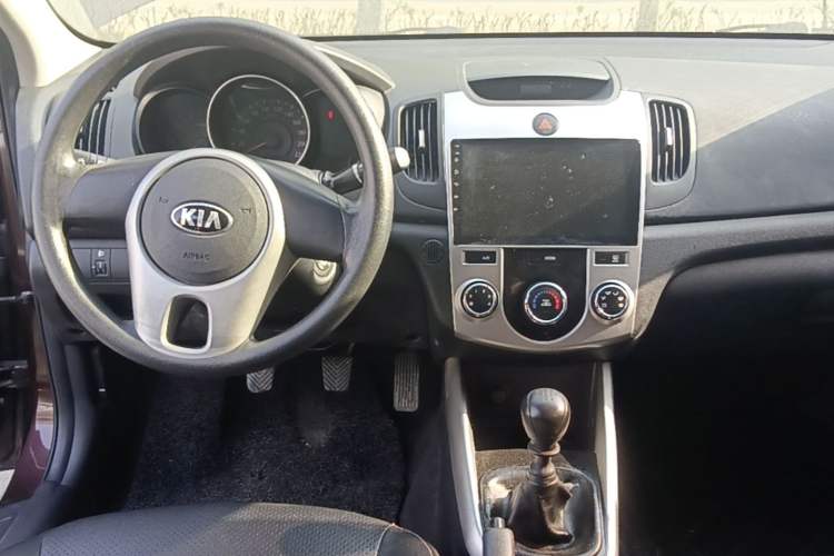 Used Kia Forte 2014 1.6L MT GL Center Console