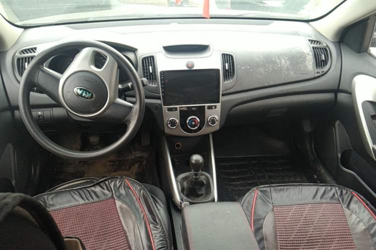 Used Kia Forte 2014 1.6L MT GL Center Console