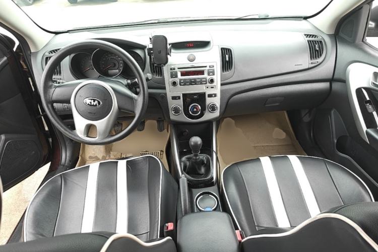 Used Kia Forte 2014 1.6L MT GLS Center Console