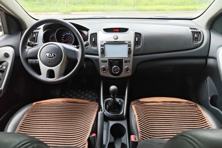 Used Kia Forte 2014 1.6L MT GL Center Console