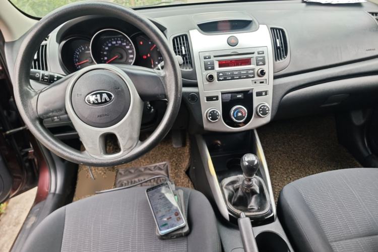 Used Kia Forte 2014 1.6L MT GL Center Console