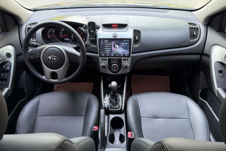 Used Kia Forte 2014 1.6L AT GL Center Console