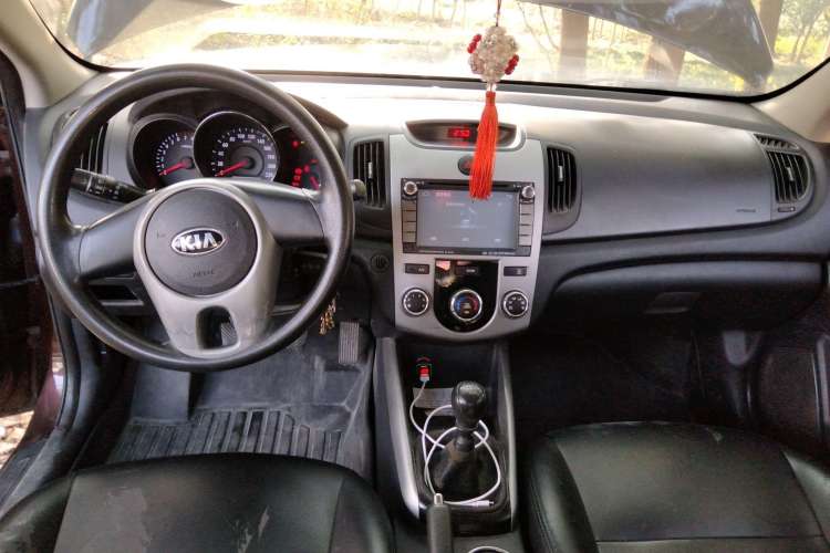 Used Kia Forte 2014 1.6L MT GLS Center Console