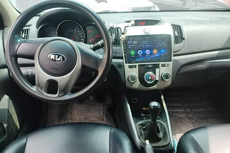 Used Kia Forte 2014 1.6L MT GLS Center Console