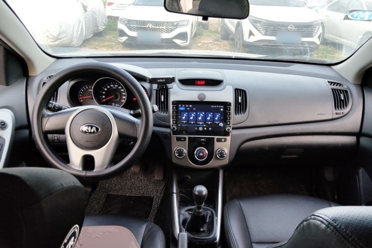 Used Kia Forte 2014 1.6L MT GL Center Console