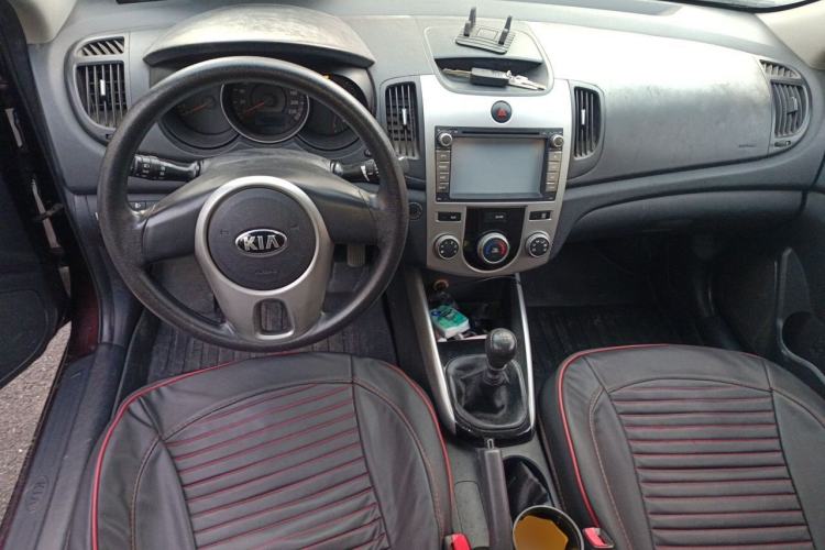Used Kia Forte 2014 1.6L MT GL Center Console