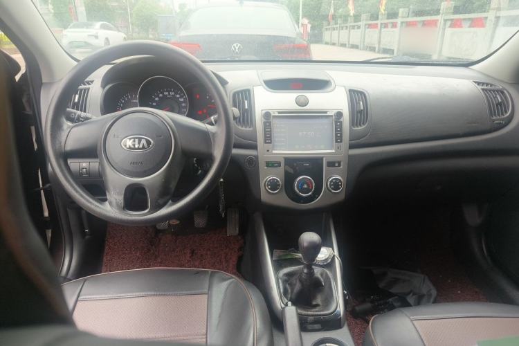 Used Kia Forte 2014 1.6L MT GL Center Console