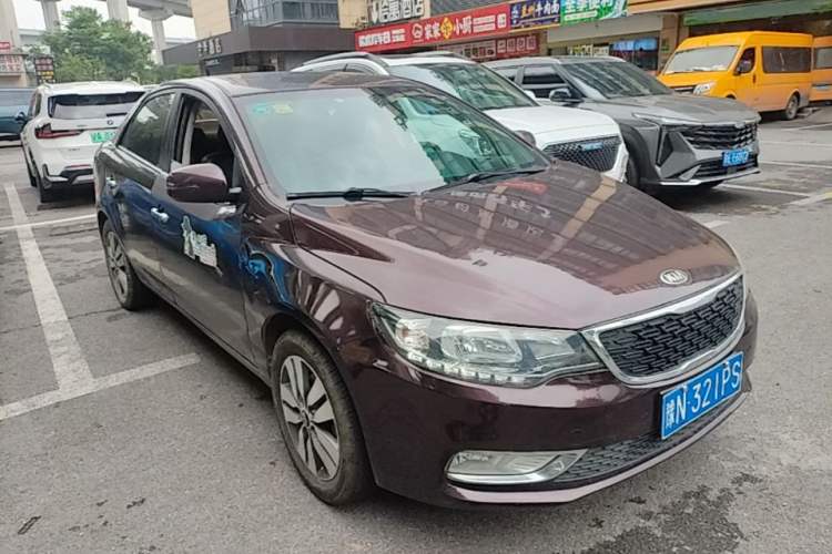 Used Kia Forte 2014 1.6L MT GLS Front Right 45 Deg