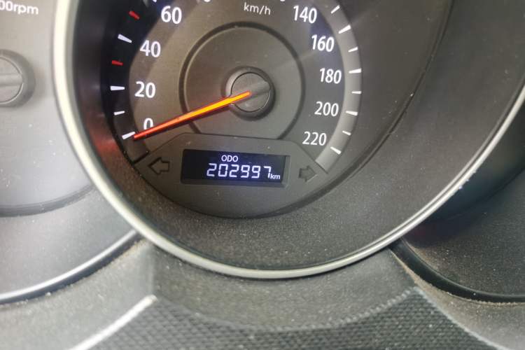 Used Kia Forte 2014 1.6L MT GL Odometer Close Up
