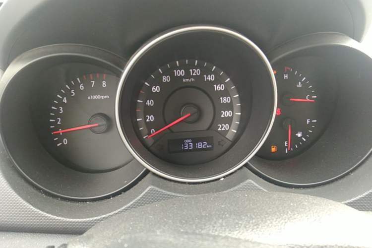 Used Kia Forte 2014 1.6L MT GL Odometer Close Up